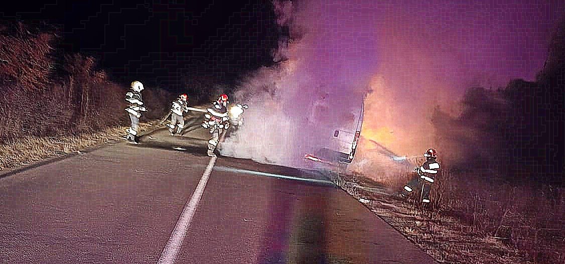 Intervenție pentru stingerea unui incendiu izbucnit la un microbuz