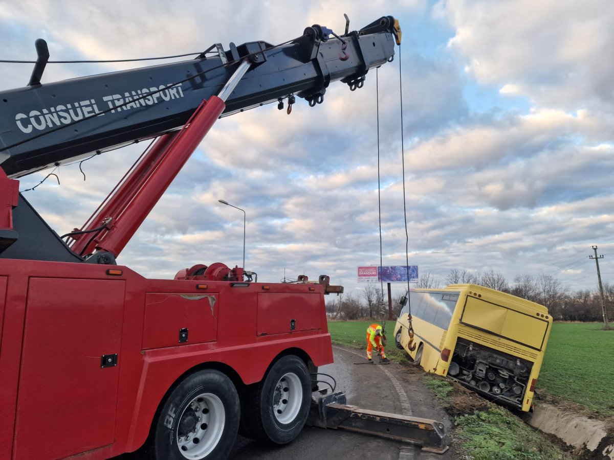 Autobuz răsturnat la sensul giratoriu de la urcarea pe autostradă spre Pecica