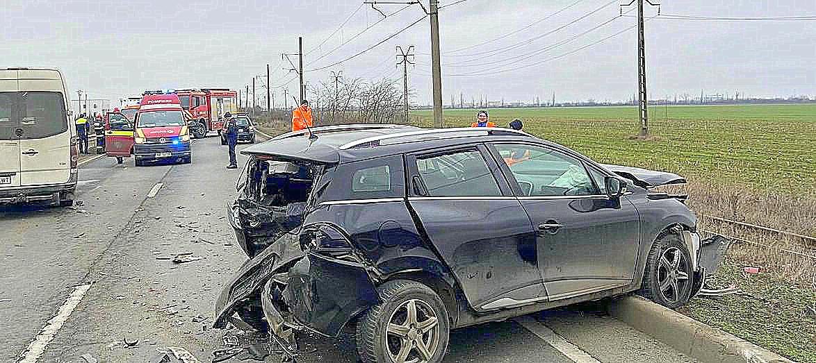  Accident rutier cu trei autovehicule între localitățile Vladimirescu și Mândruloc.