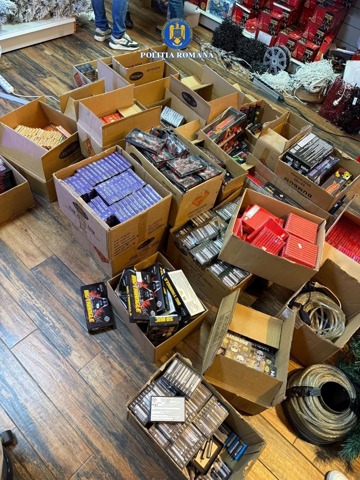 Vine, vine Moș Crăciun: peste zece tone de material pirotehnic și o persoană reținută de polițiștii Serviciului Arme, Explozivi și Substanțe Periculoase (FOTO)