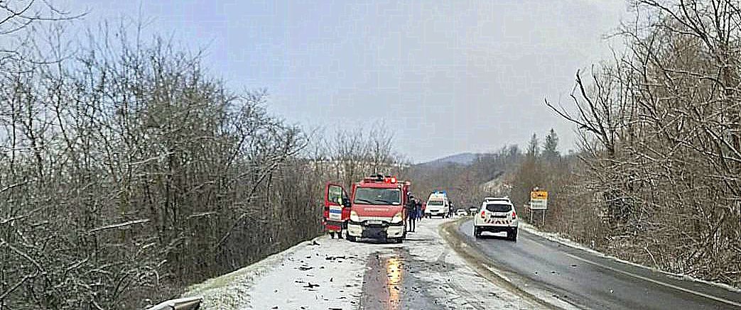 Accident rutier în care a fost implicat un autoturism pe DN 7 în localitatea Nicolae Bălcescu