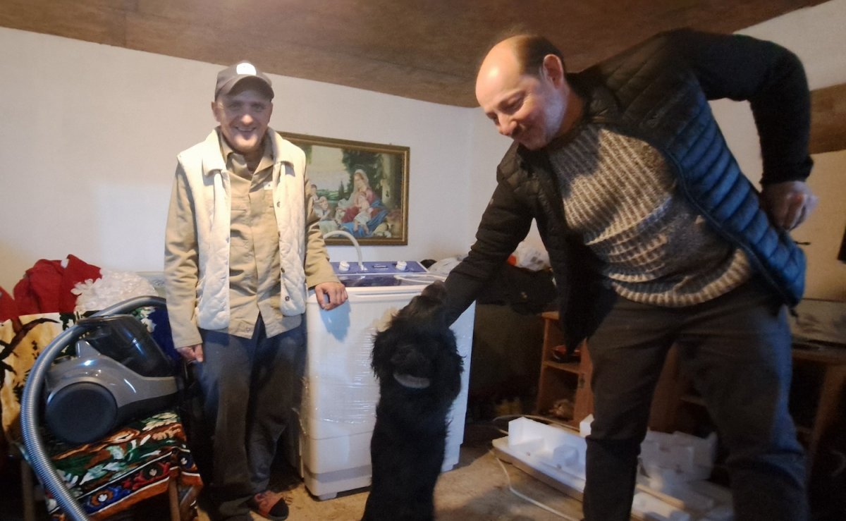 Acțiune umanitară de sărbători: peste 50 de familii din județul Arad au primit ajutor