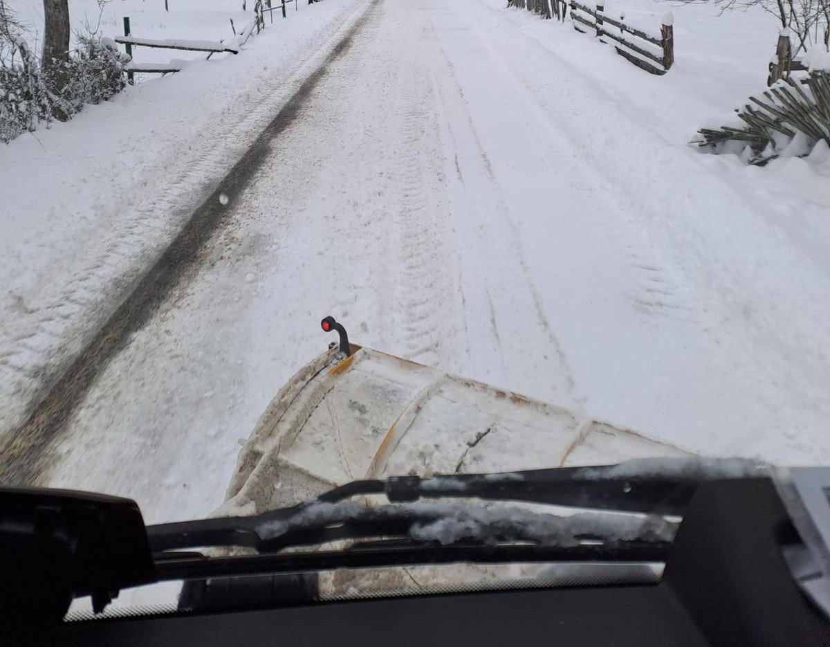 Iustin Cionca: „Cele mai abundente ninsori din ultimii zeci de ani”; un tronson de drum județean a fost închis din nou / UPDATE: Se intervine pentru pentru prevenirea formării poleiului