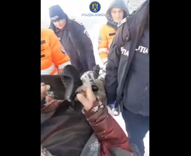 Un bărbat aproape degerat a fost salvat de polițiștii de transporturi de pe calea ferată