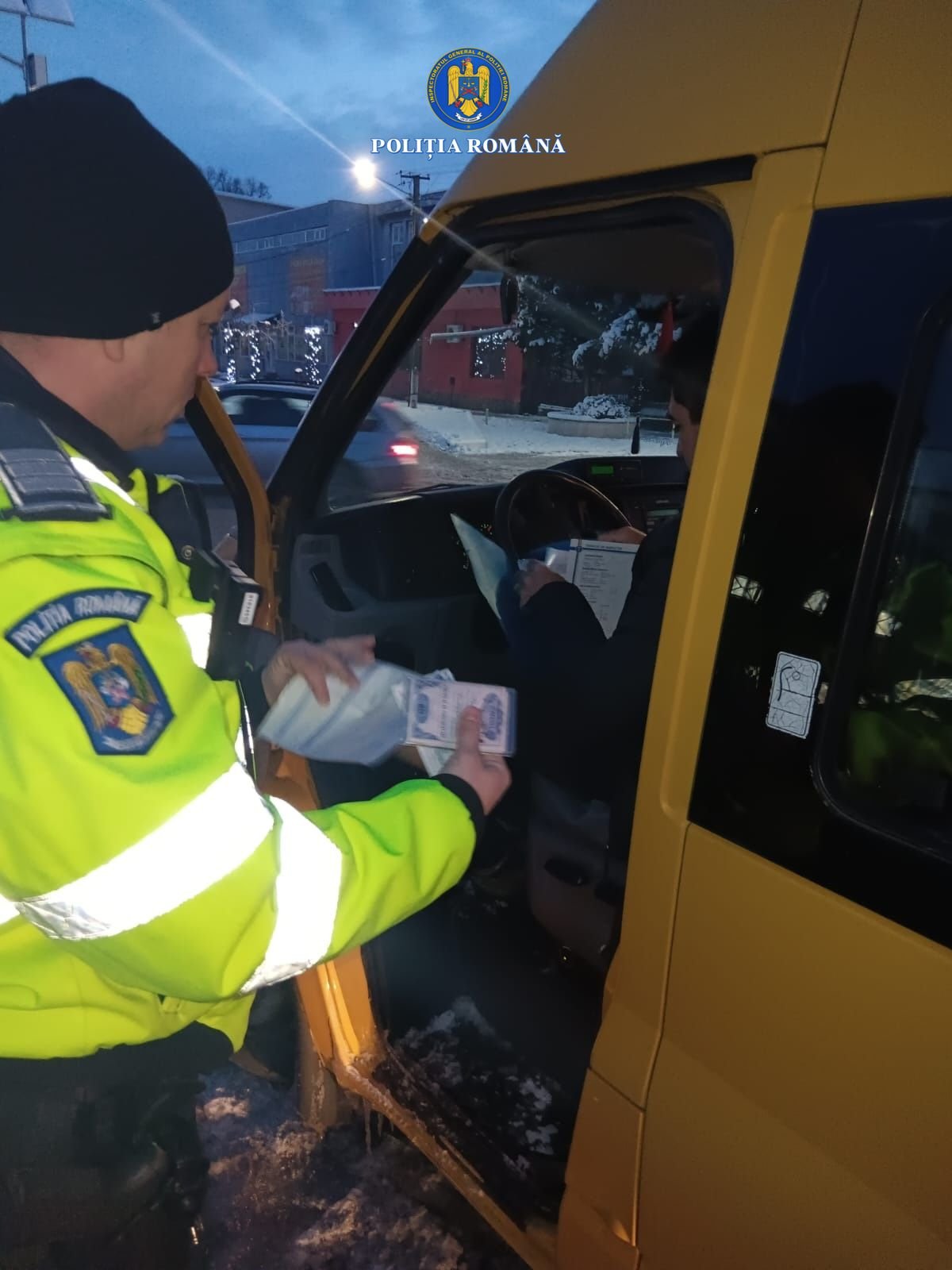 Polițiștii stau cu ochii pe microbuzele școlare (FOTO)