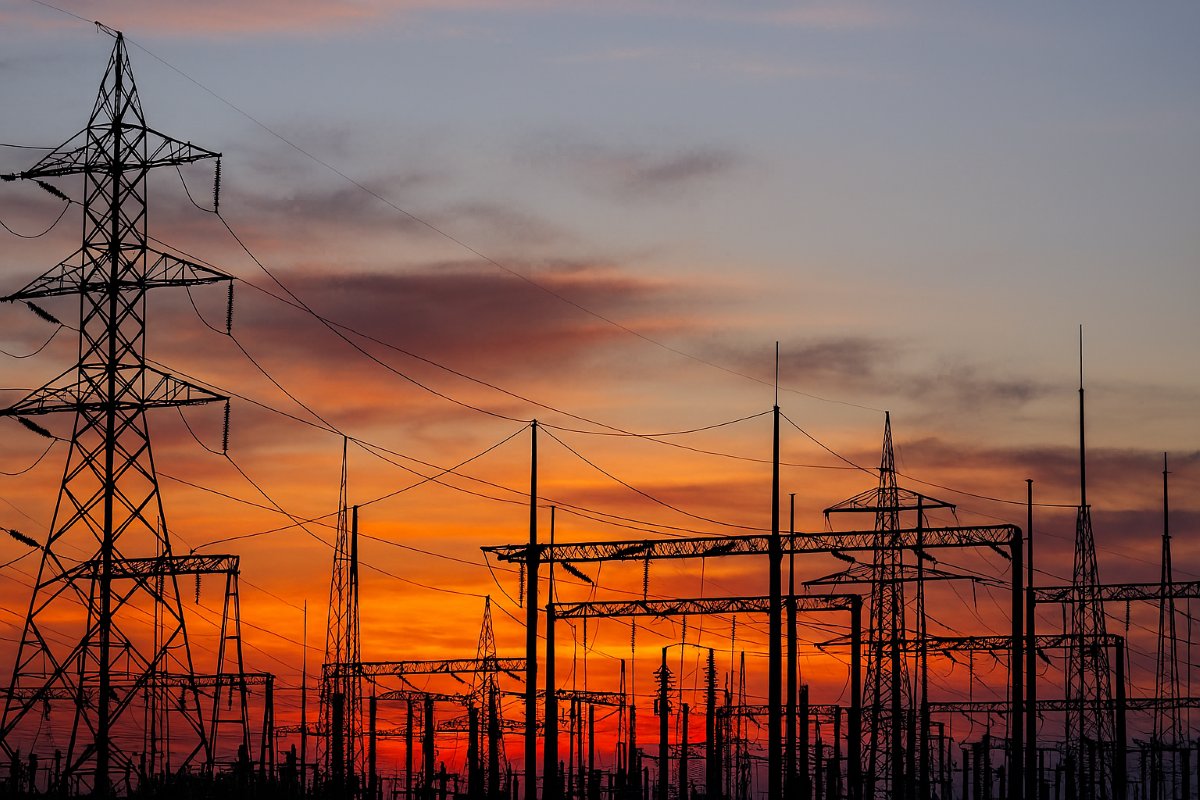 Operațiunea Jupiter 4”: percheziții la furnizori de energie electrică suspectați că au crescut ARTIFICIAL prețul curentului