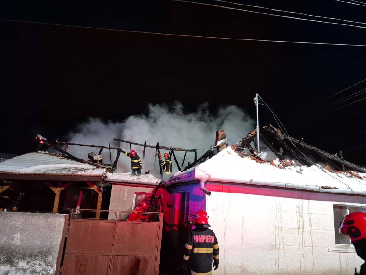 O noapte care le-a schimbat viața: casa unei familii din Vladimirescu a fost distrusă de flăcări în toiul iernii; primarul face apel la solidaritate (FOTO)