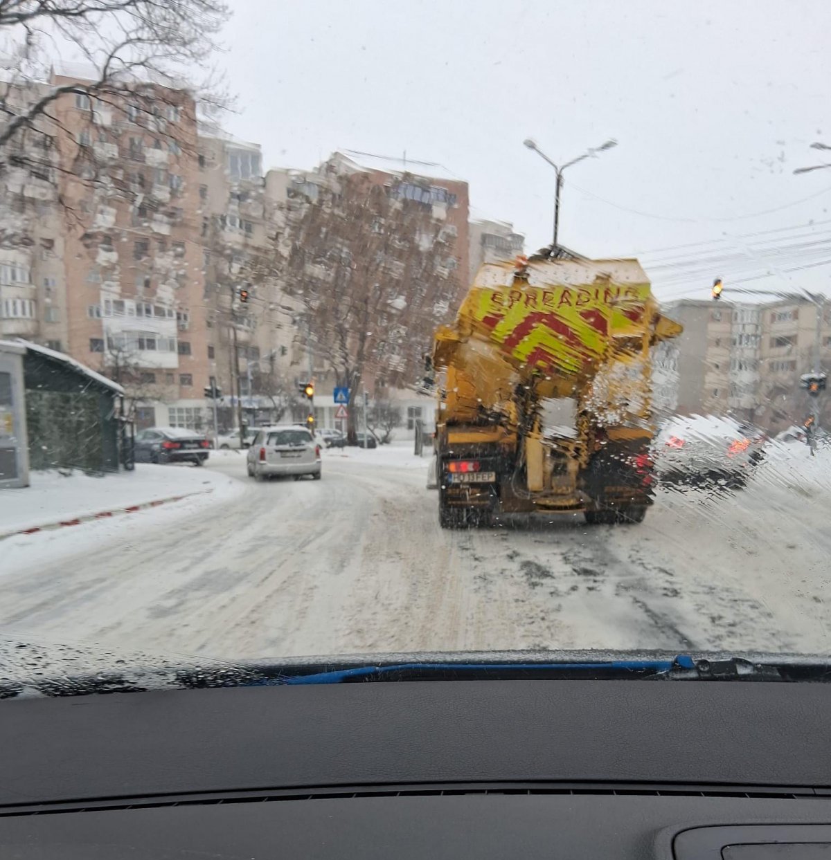 Ce spun reprezentanții municipalității despre intervențiile făcute pentru „combaterea efectelor poleiului și zăpezii”  