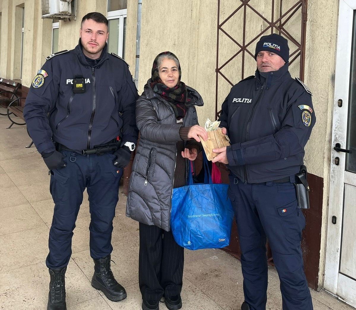 Portmoneu găsit în Stația CFR Aradu Nou returnat proprietarei datorită vigilenței polițiștilor