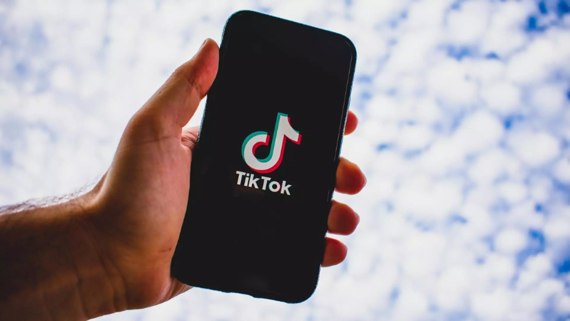 Noua provocare de pe TikTok aduce amenzi usturătoare și chiar dosare penale. Avertismentul Ministerului Afacerilor Interne