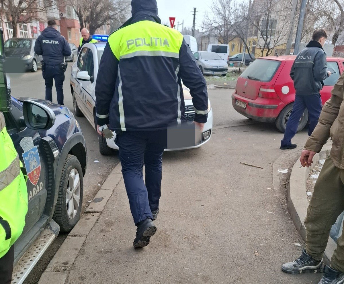A lovit o mașină parcată și a fugit: polițiștii locali au blocat șoferul beat și fără permis de pe strada Abrud (FOTO)