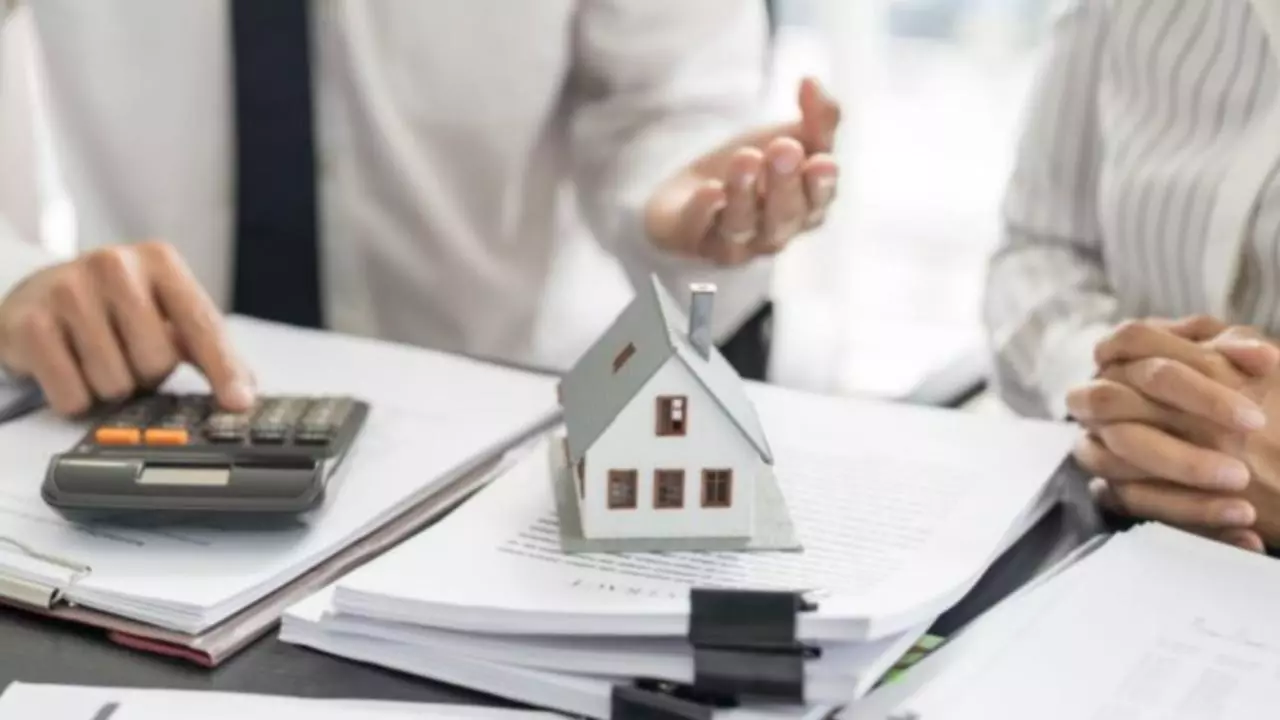 Proprietarii care închiriază „la negru”, în vizorul ANAF. Pedepsele sunt uriașe și se aplică pe loc: cât trebuie să achite românii la stat în 2026