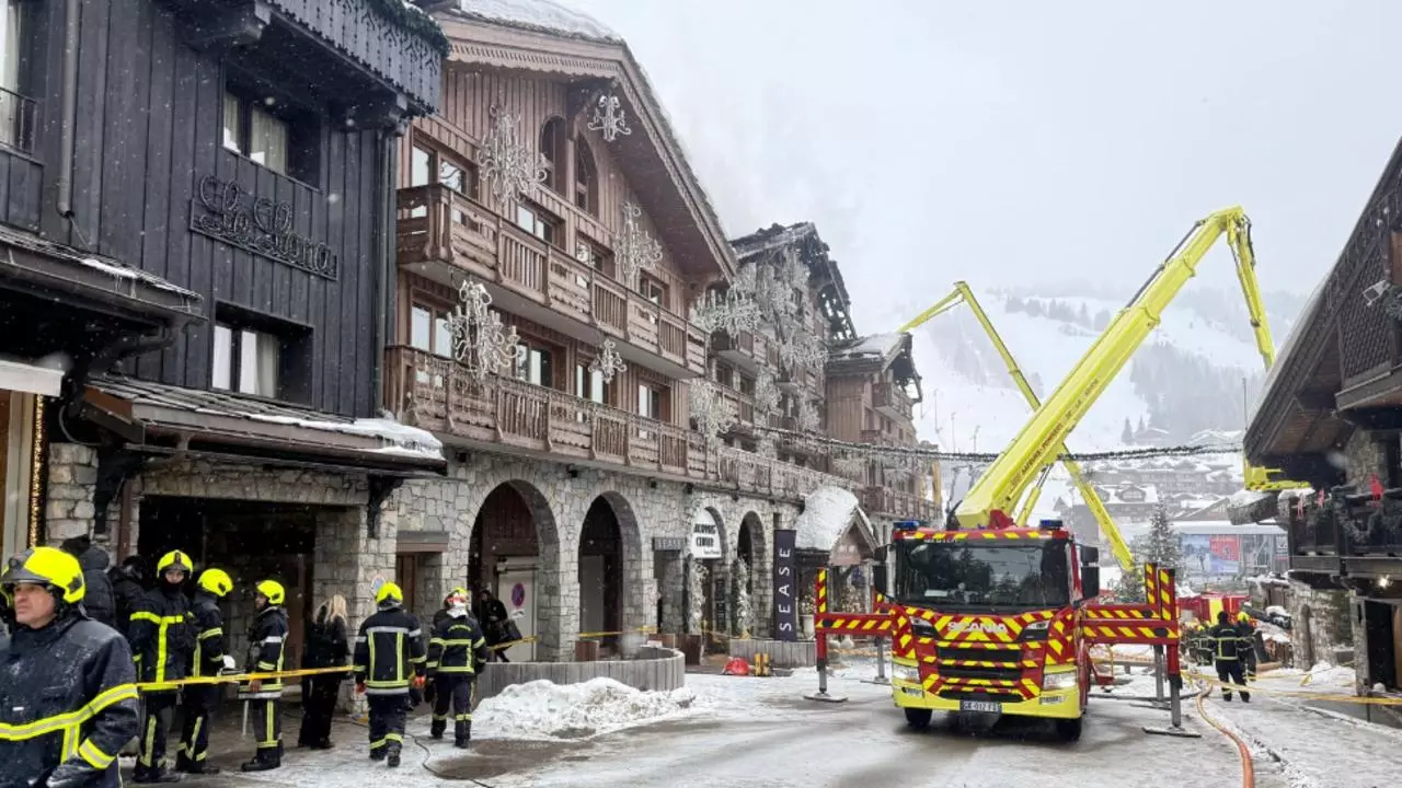 Panică în Alpii francezi. Incendiu uriaș la un faimos hotel de lux. Aproape 300 de persoane au fost evacuate