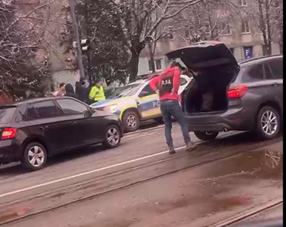 Polițist reținut pe stradă (VIDEO)