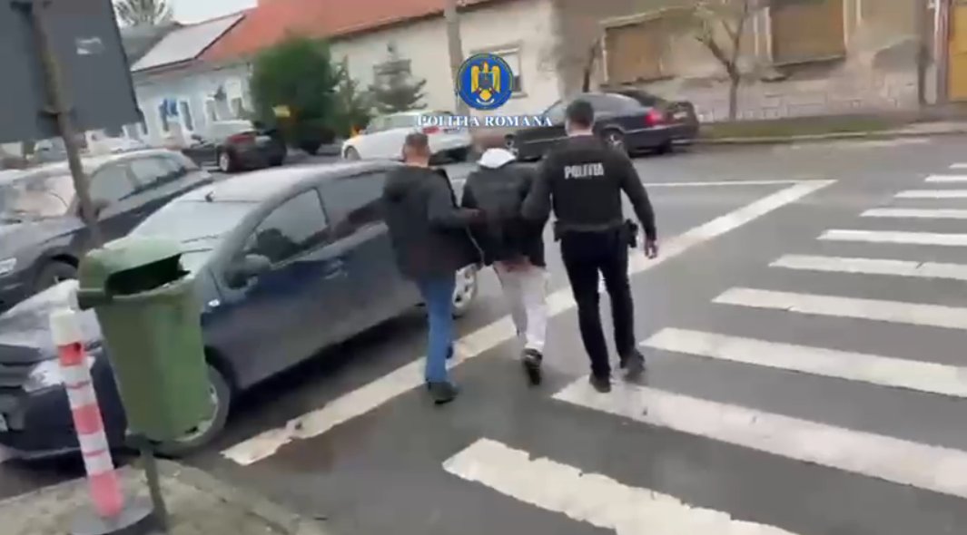 Arădean tâlhărit în fața blocului