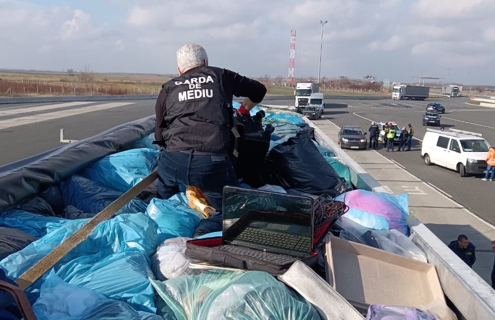 Deșeuri mascate în haine și jucării: transport de 16 tone, oprit și sigilat la PTF Nădlac 2
