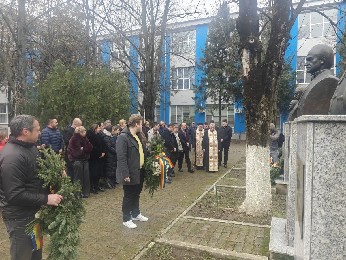 Printr-un parastas la Bisericuța din Campusul Universitar, UVVG l-a comemorat pe Vasile Goldiș