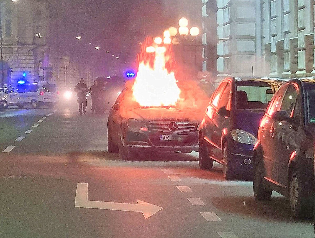 Un Mercedes a ars ca o torță în fața Prefecturii Aradului
