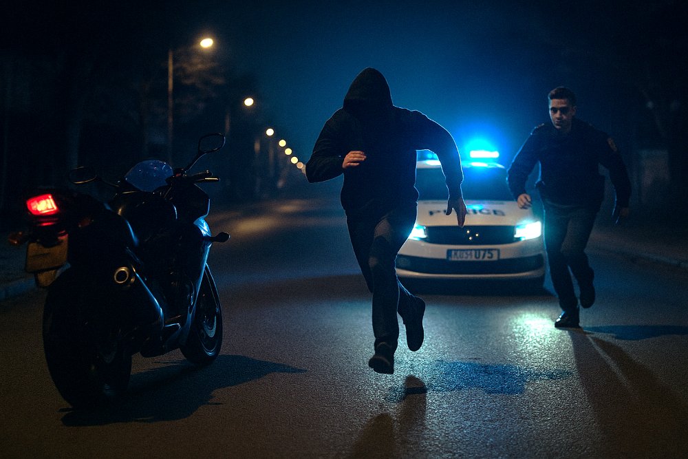 Motociclist-fantomă în Micălaca: beat, fără permis și cu ambiții de Usain Bolt, reținut după o fugă de 100 de metri