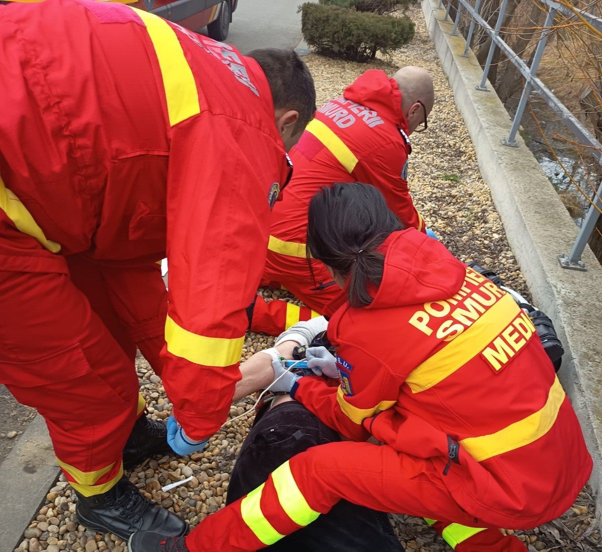 Polițiștii locali au salvat un bărbat căruia i s-a făcut rău în parcarea unui magazin din Aradul Nou