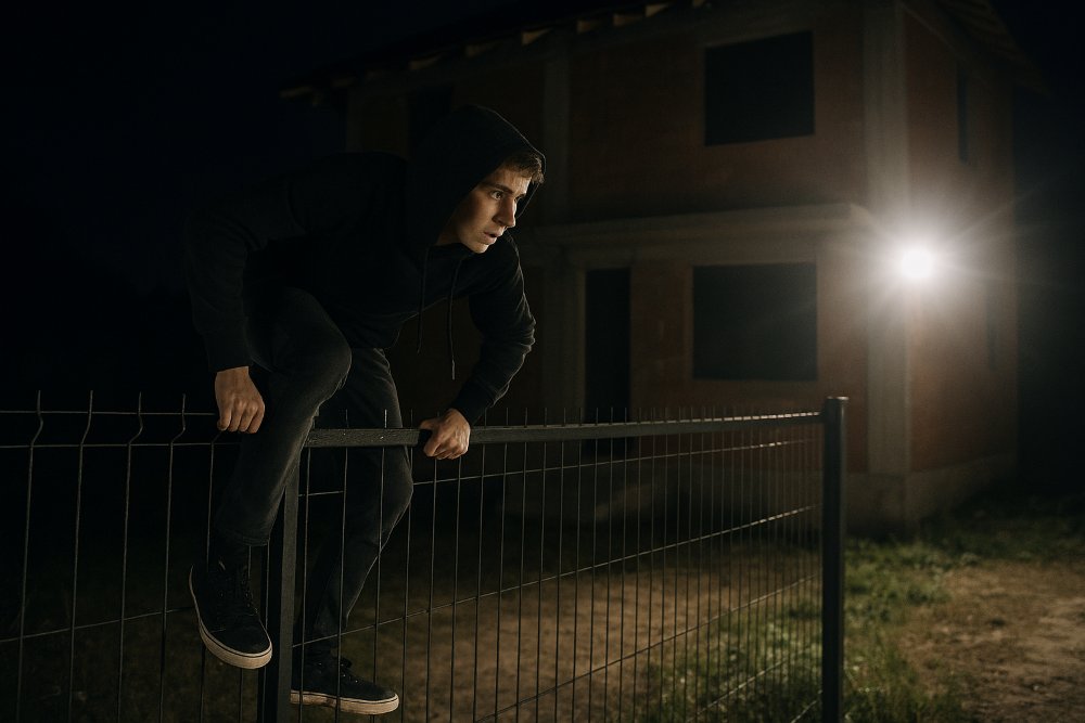 Hoț de 17 ani din Ineu învins de un senzor mai deștept ca el