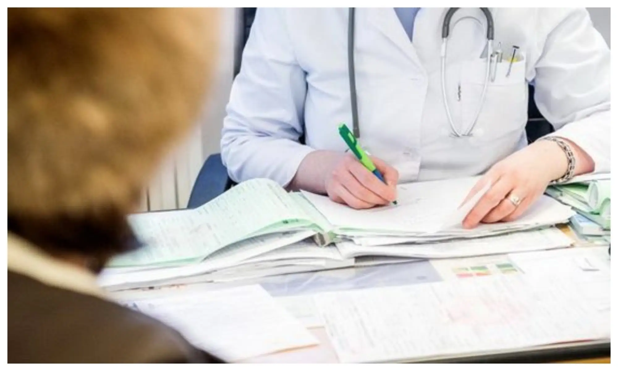 Când este necesar biletul de trimitere pentru consultațiile la medicul specialist și în ce situații pot fi acordate servicii fără trimitere