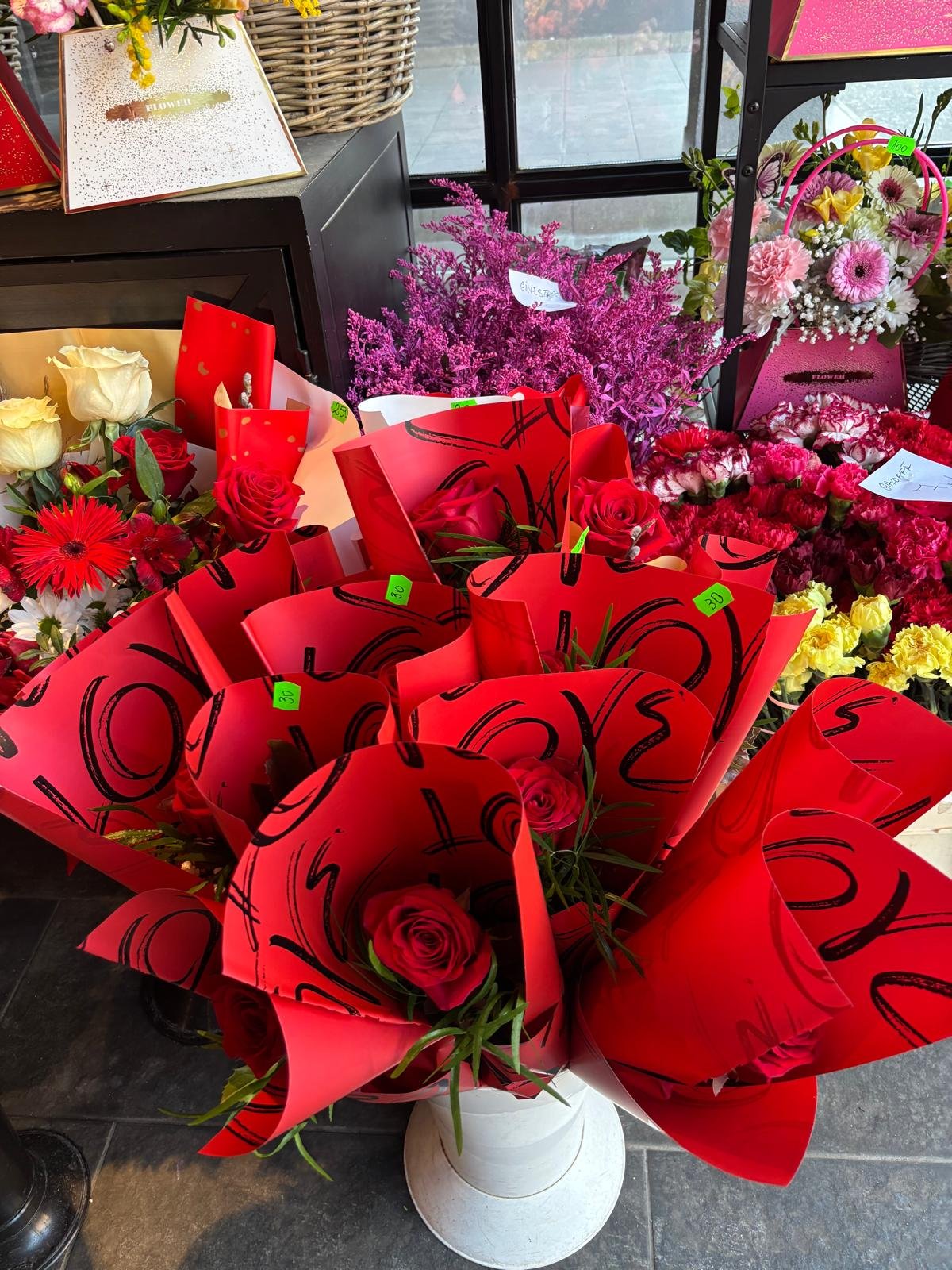 Ultimele pregătiri pentru 8 Martie: cele mai căutate flori și cât vom plăti pentru ele (FOTO)