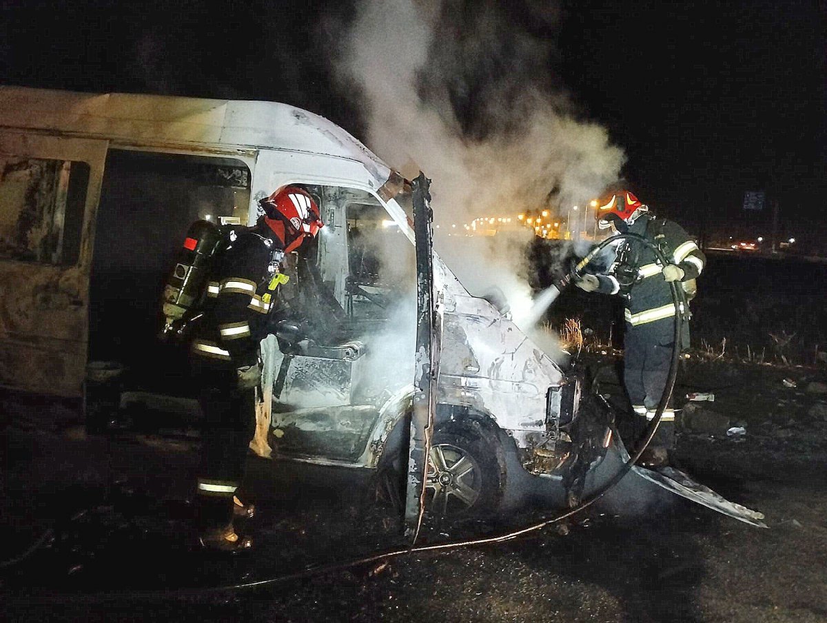  Incendiu izbucnit la un microbuz în zona pasajului CET