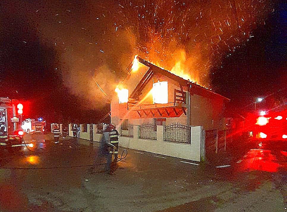 Intervenție pentru stingerea unui incendiu izbucnit la o casă în localitatea Leasa