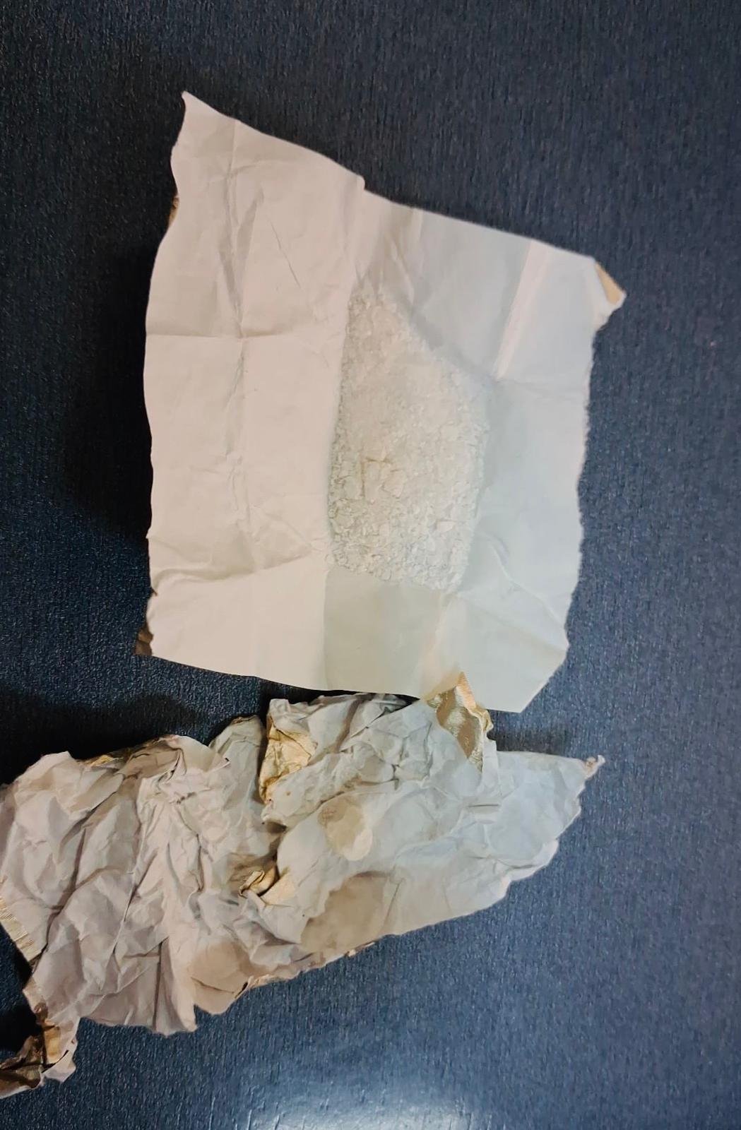 Un echipaj de jandarmi arădeni a descoperit la un bărbat ”o substanță albă, pulverulentă și cristalină”