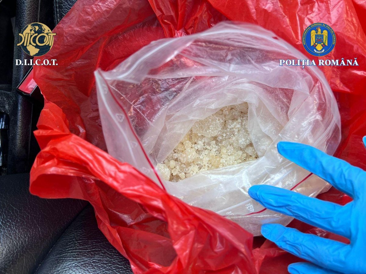 Un kilogram de droguri, 22.000 de lei și un flagrant: traficant arestat preventiv