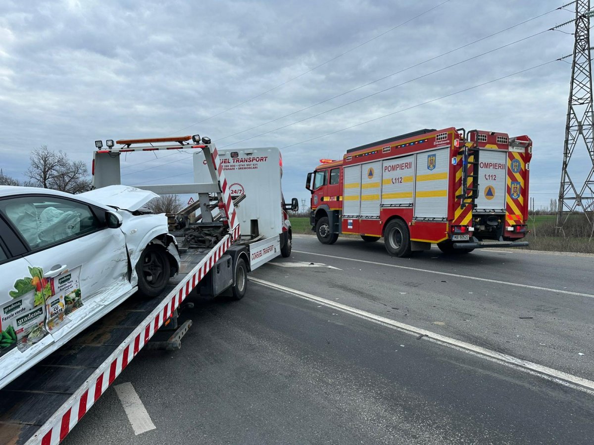 Ciocnire (ca ouăle de Paști) între o Dacie și un Mini Cooper la ieșirea din Arad