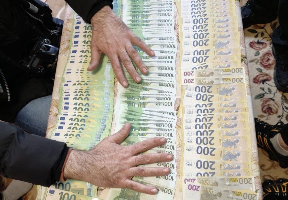 Percheziții la cămătari și șantajiști: Poliția a ridicat un suspect, mii de euro și arme albe