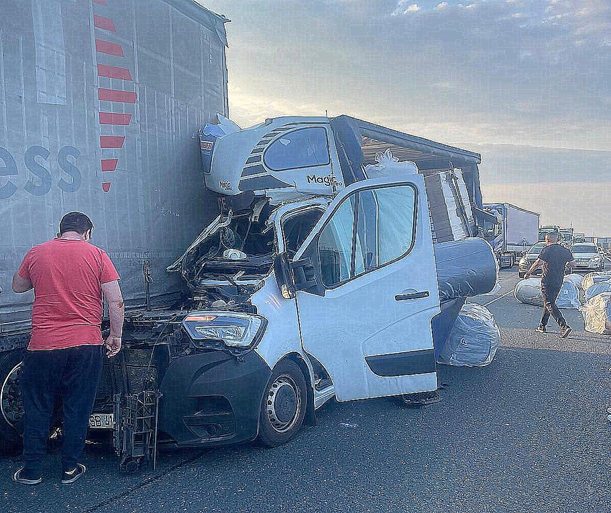 Accident cu TIR contra microbuz pe Autostrada A1 în drept cu localitatea Șagu