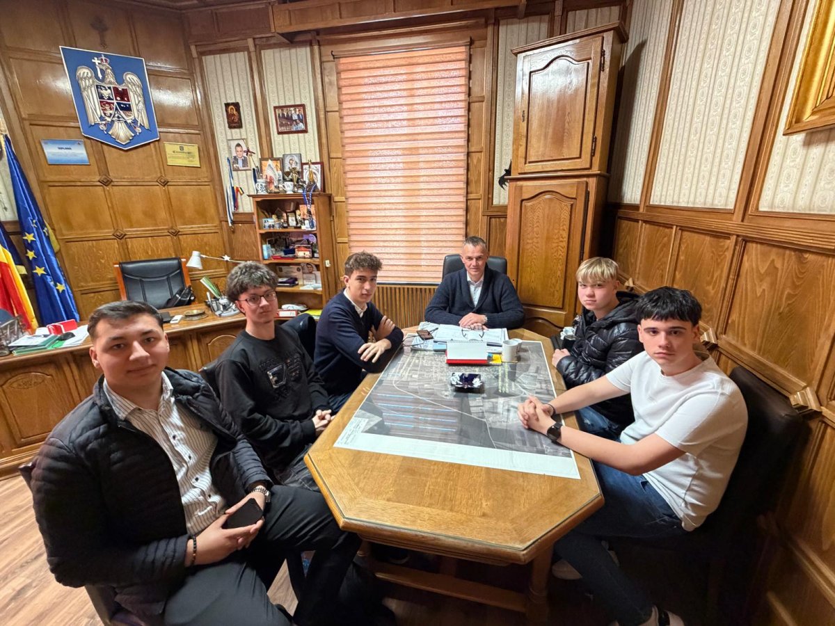 Elevii liberali au participat la o zi din activitatea primarului din Curtici, Bogdan Ban (FOTO)