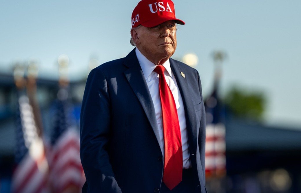 Trump anunță reluarea parțială a tranzitului prin Strâmtoarea Ormuz: 20 de petroliere vor trece în zilele următoare