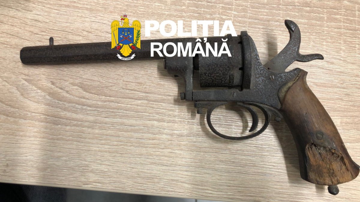 Dosar penal pentru nerespectarea regimului armelor: bărbat de 72 de ani din Sântana, cu un pistol cam de aceeași vârstă și muniție artizanală, vizat de percheziții