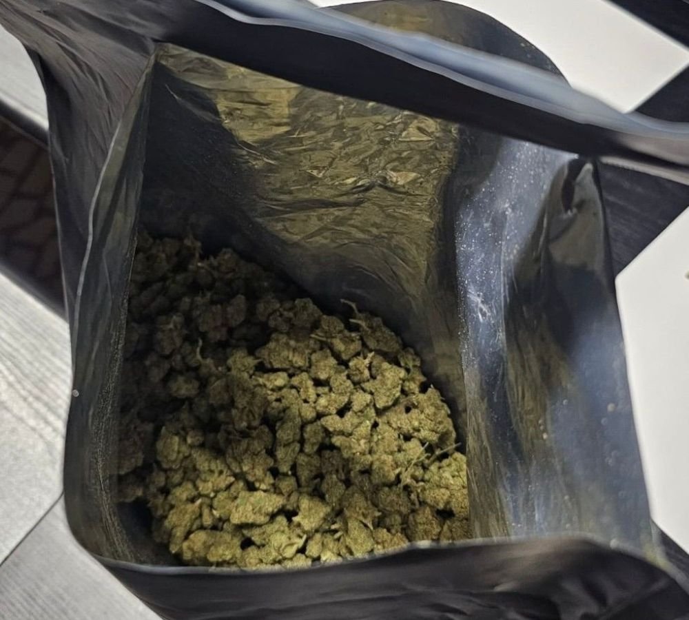 Prins la 1 noaptea cu 500 g de canabis și a ajuns în arest la domiciliu (FOTO)