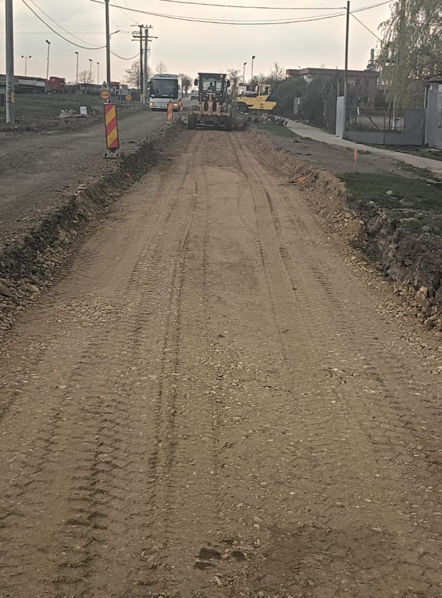 Iustin Cionca: „La Apateu, în interiorul localității, am început de săptămâna trecută să consolidăm fundația drumului”