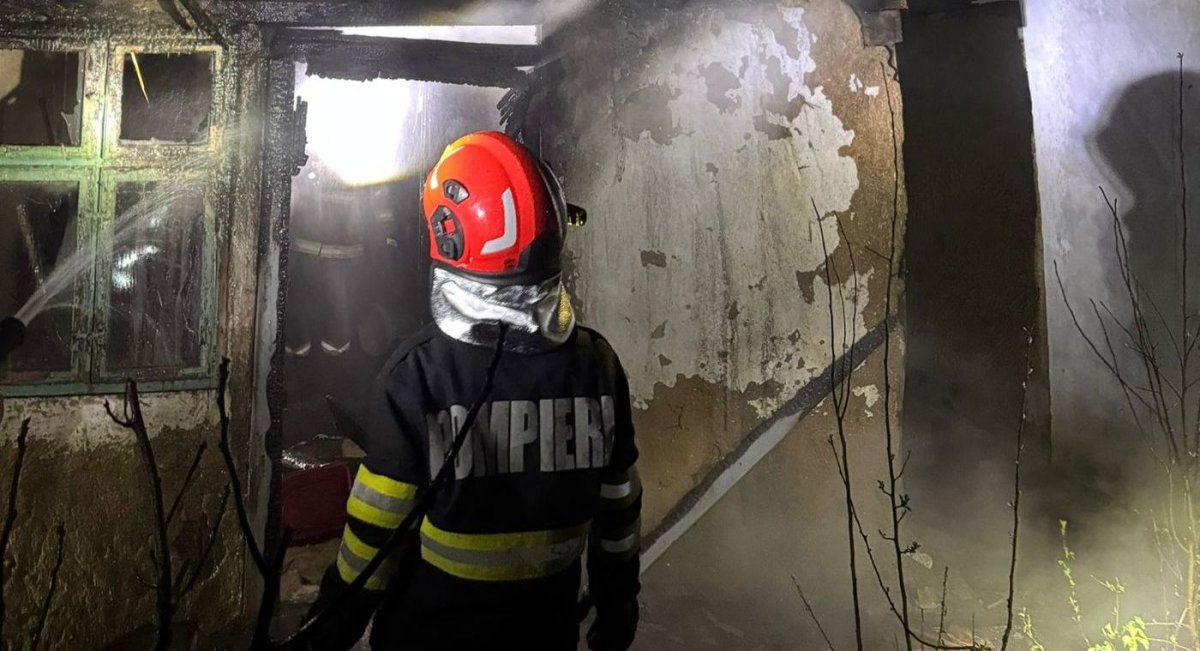 Intervenție pentru stingerea unui incendiu izbucnit la o anexă