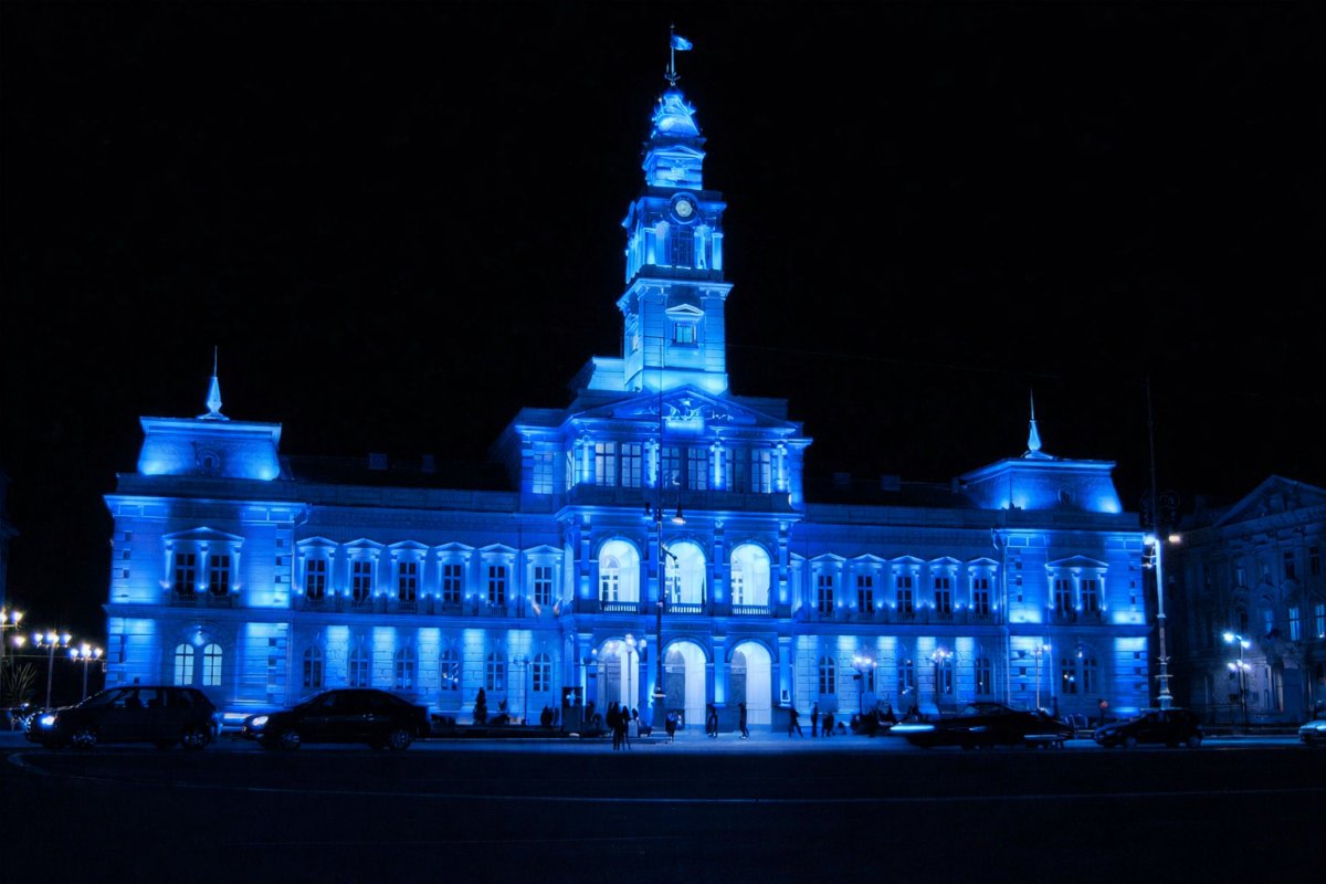 De de va fi iluminată în albastru Primăria Municipiului Arad