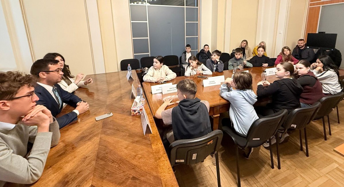 Un grup de elevi arădeni în vizită la Palatul Parlamentului. Glad Varga: „Cel mai mult mi-a plăcut dialogul cu ei”