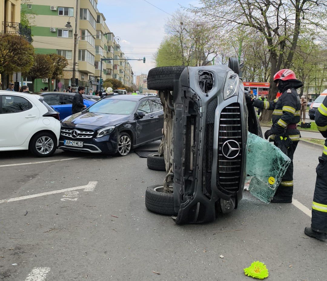 Mașină răsturnată pe Bulevardul Revoluției; pompierii au extras o tânără încarcerată cu o plagă abdominală (FOTO) / UPDATE: Care a fost filmul accidentului