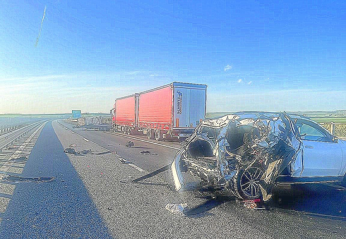 Bărbat mort în accidentul dintre un TIR și un Volvo pe Autostrada A1 între Timișoara și Arad