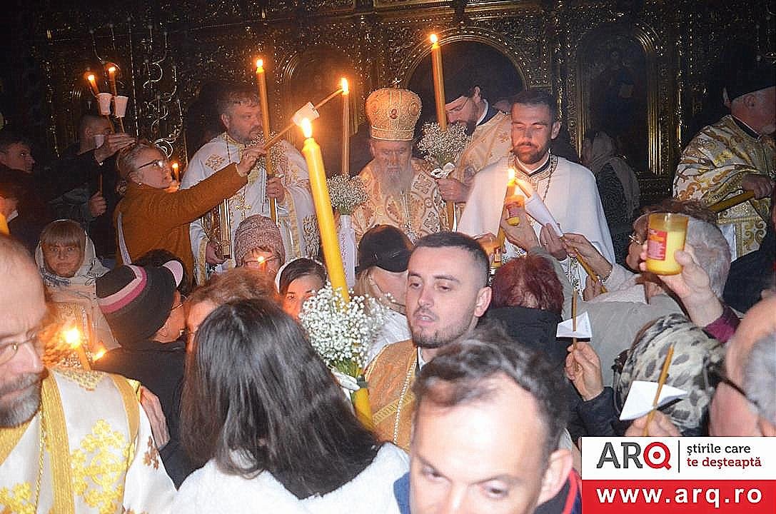Slujba Învierii oficiată la Catedrala Arhiepiscopală „Sfânta Treime“ din Arad (Fotoreportaj)