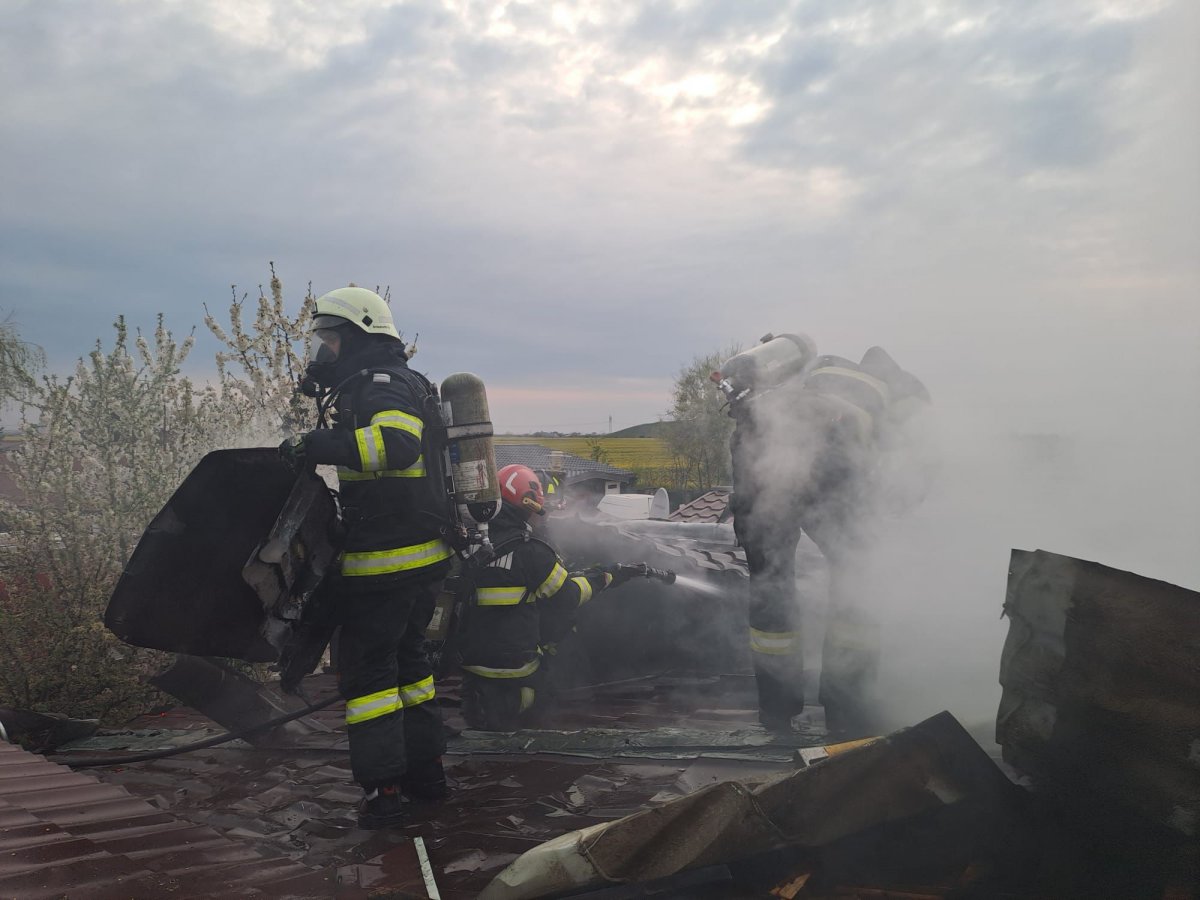 Incendiu în Cartierul Verde: flăcările care au cuprins prima locuință au ajuns și la două case învecinate (FOTO)