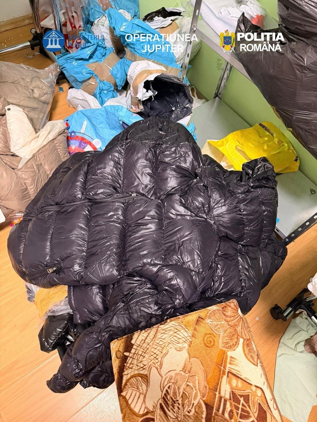 Operațiunea „JUPITER”: haine, bijuterii și accesorii de lux contrafăcute, descoperite la Arad (FOTO)