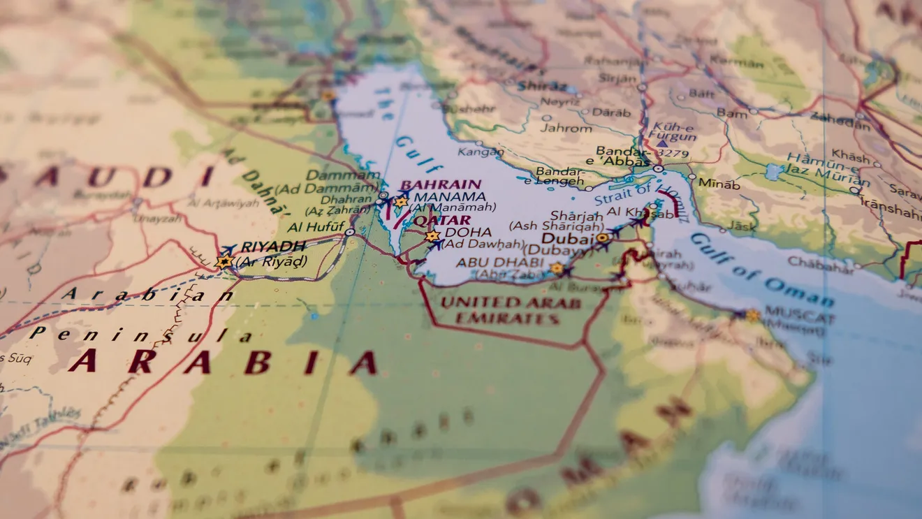 Prețul petrolului explodează după amenințarea unui blocaj prelungit în Strâmtoarea Ormuz