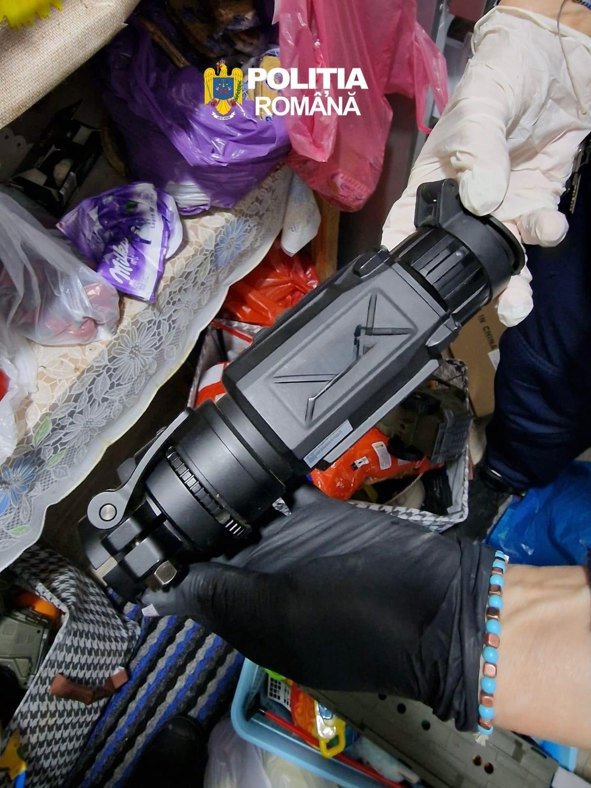 Percheziții la Gurahonț: arme cu amortizor, termoviziune, carne de vânat și trofee confiscate (FOTO)