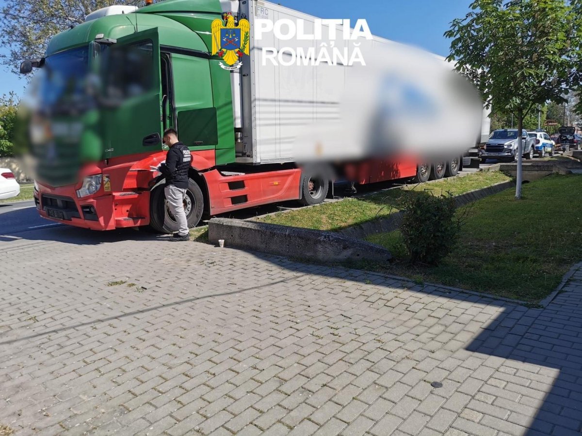 Țigări de contrabandă de peste un milion de euro și camionul cu care erau transportate au picat în plasa polițiștilor (FOTO)